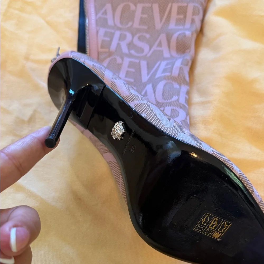 Versace baby pink Logo Knee-High Stiletto Boots - Picture 6 of 13